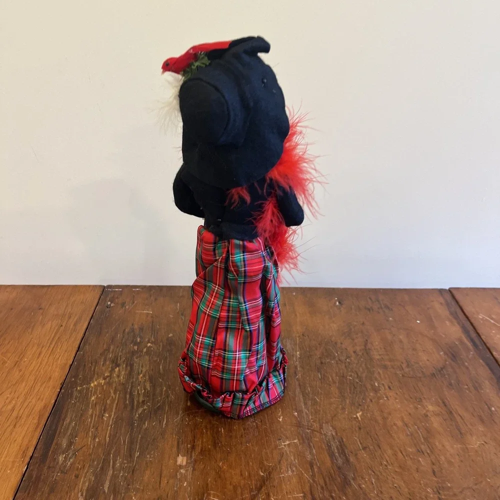 1996 BYERS CHOICE CHRISTMAS CAROLER Blond Hair cardinal, Red Boa Pearls Plaid